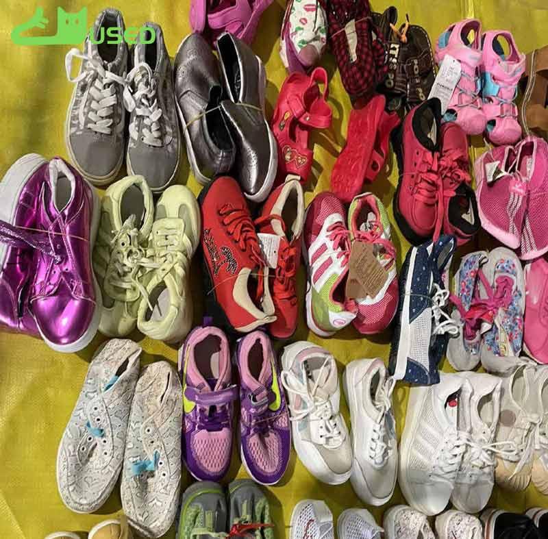 Various types of second-hand mixed shoes