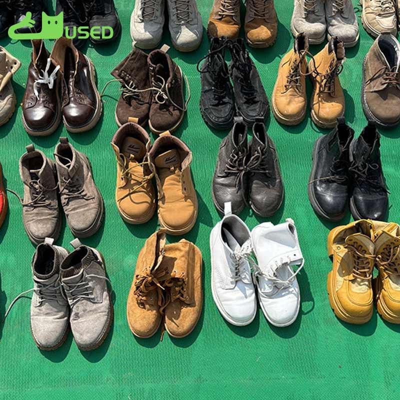 Second-hand cowboy boots in multiple colors