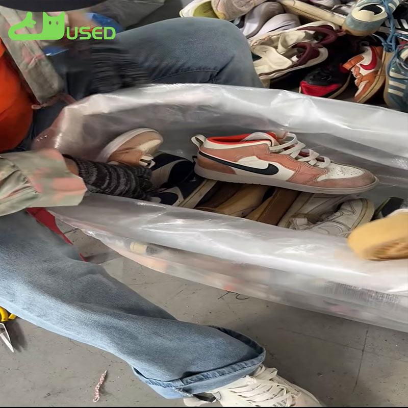 Packing second-hand brand shoes