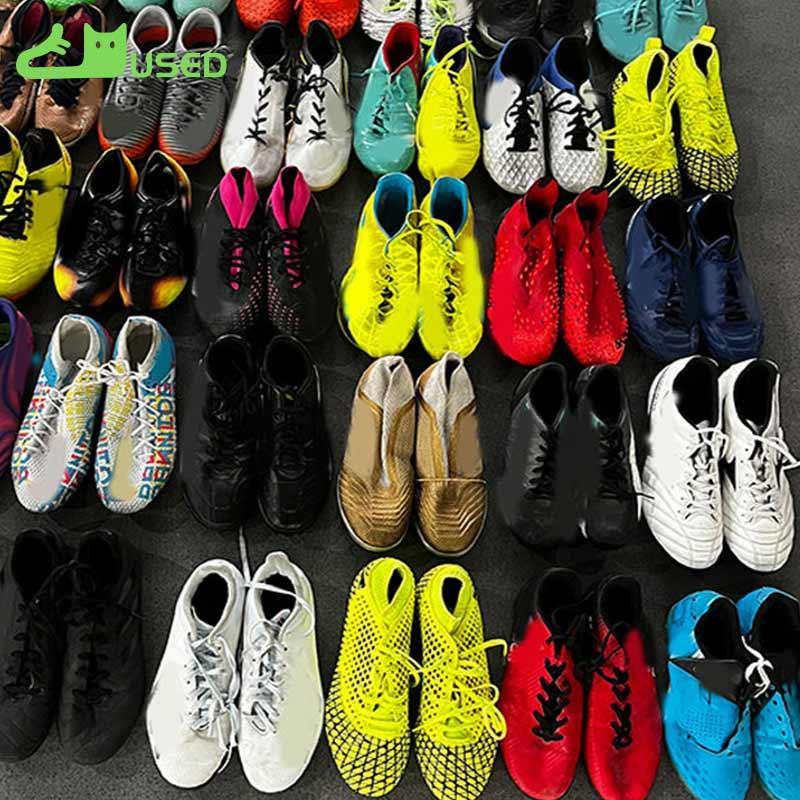 Diversos estilos de zapatillas deportivas de moda de segunda mano