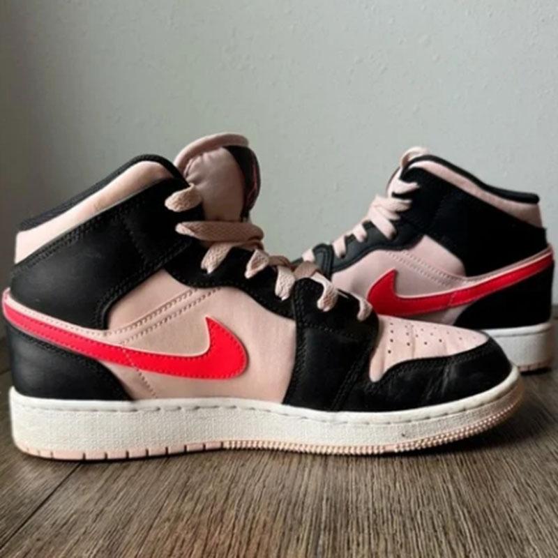 Stylish Pre-Owned Running Shoes